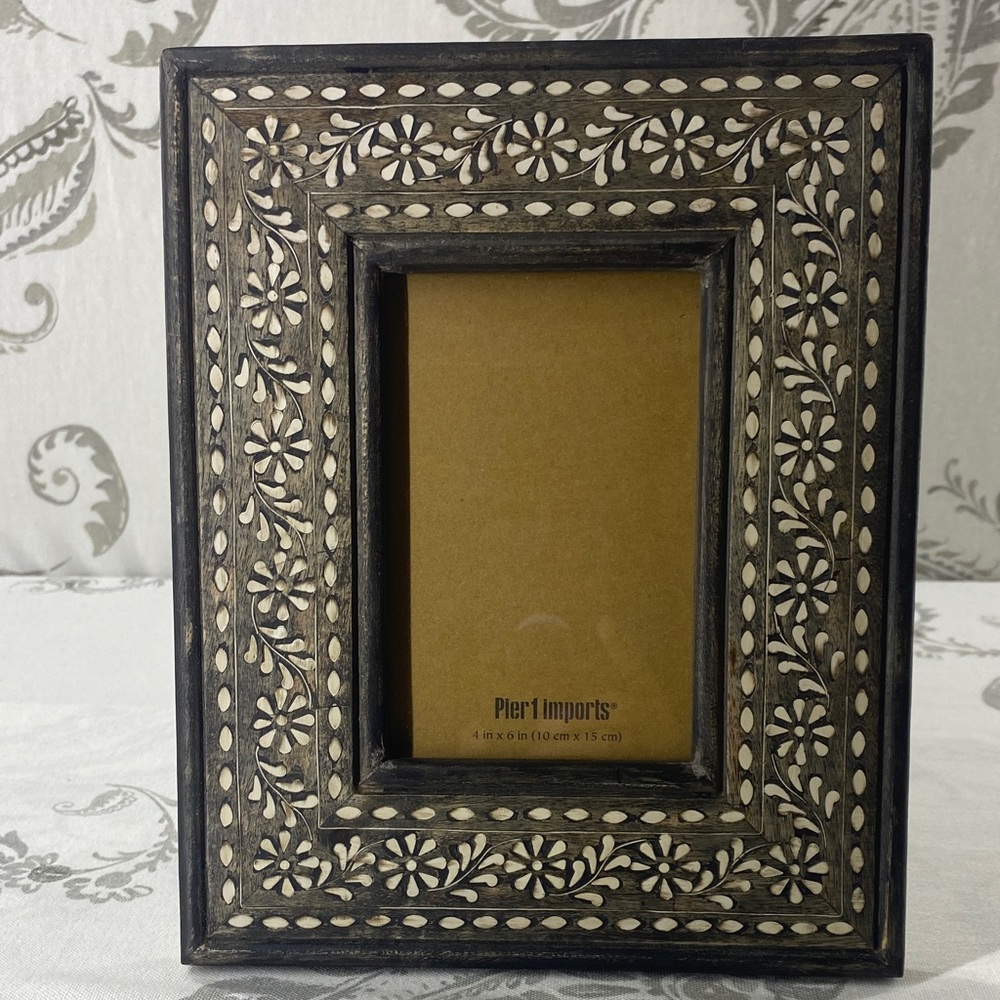 Pier 1 imports Photo Frame 4”X 6” wood white floral and vine patterns.
